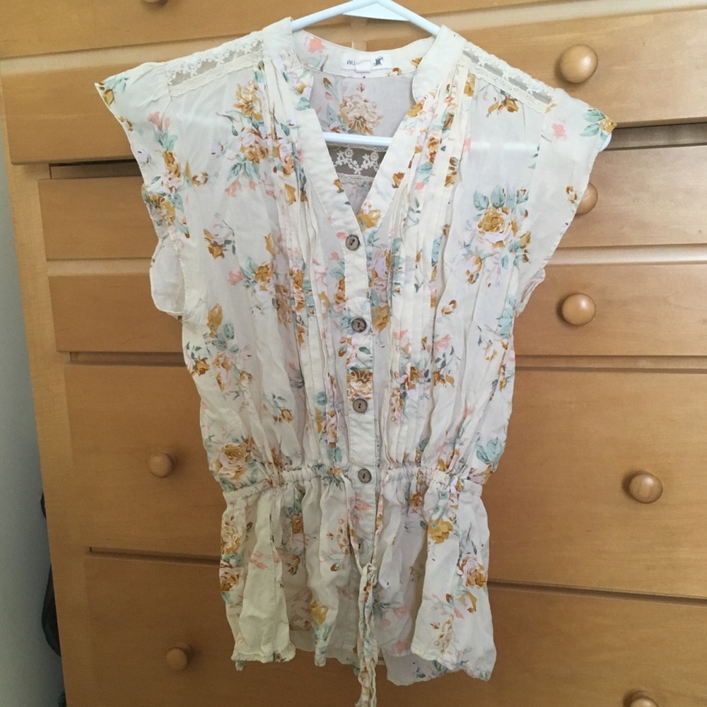 Cute floral top with lace design