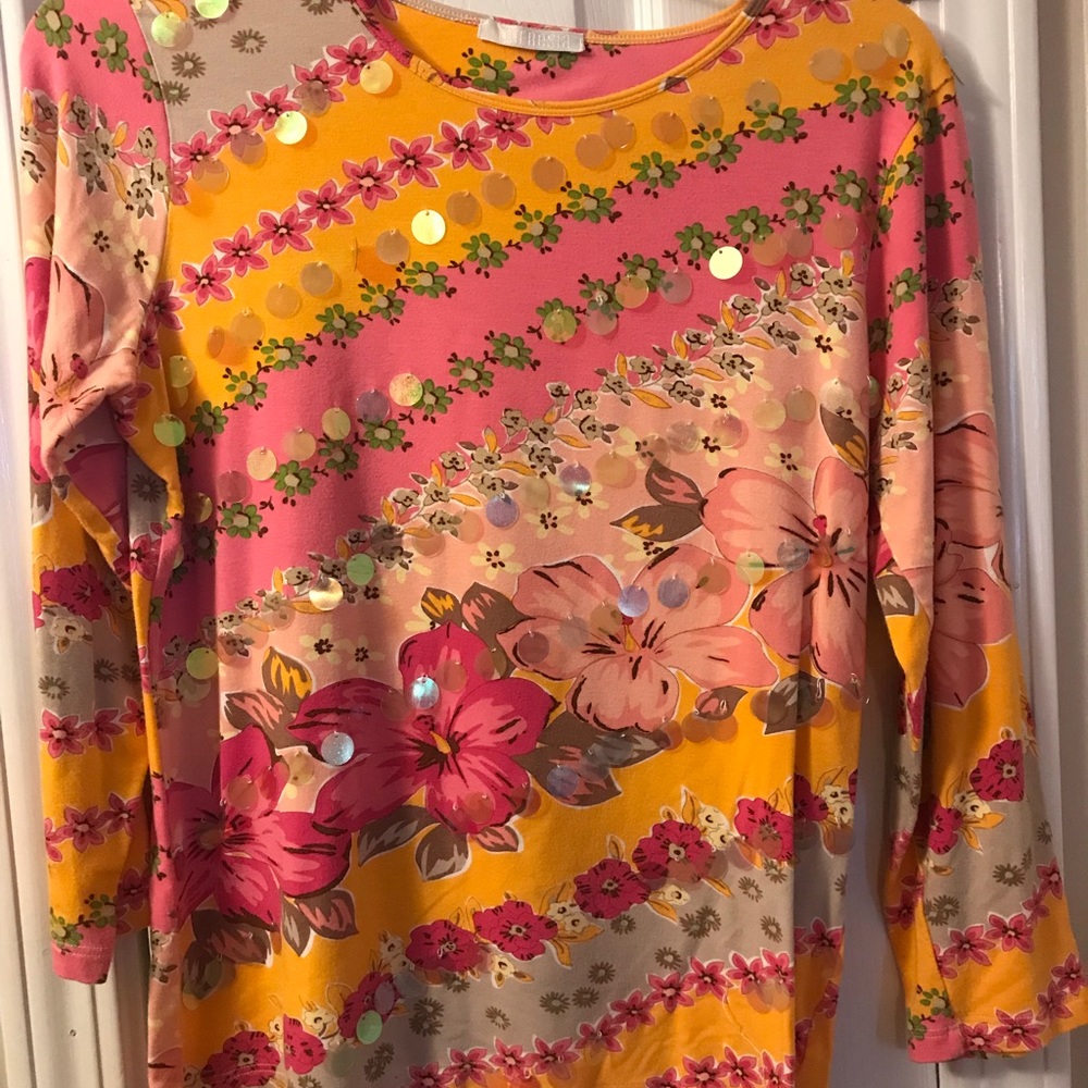 Gently worn 3/4 sleeve top w reflective accents