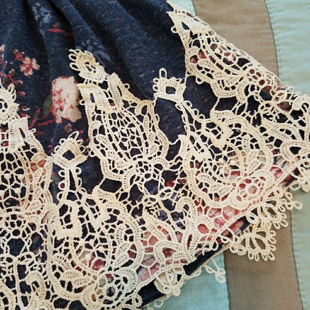 Boho Floral Lace detail blue shirt sleeve top - Picture 2 of 3