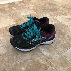 Brooks tennis shoes
