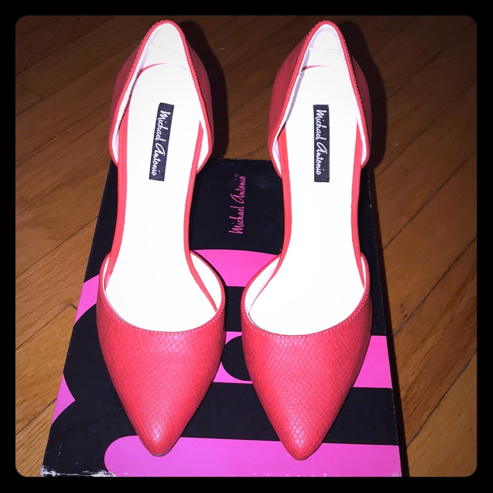 NWOT. Red snakeskin pumps