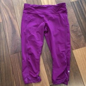 EUC Lululemon magenta cropped legging. Size 8
