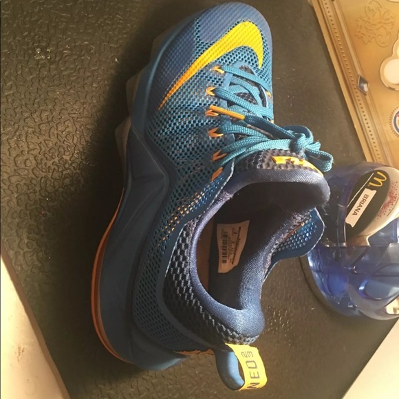 Lebron Basketball shoes - Picture 2 of 2