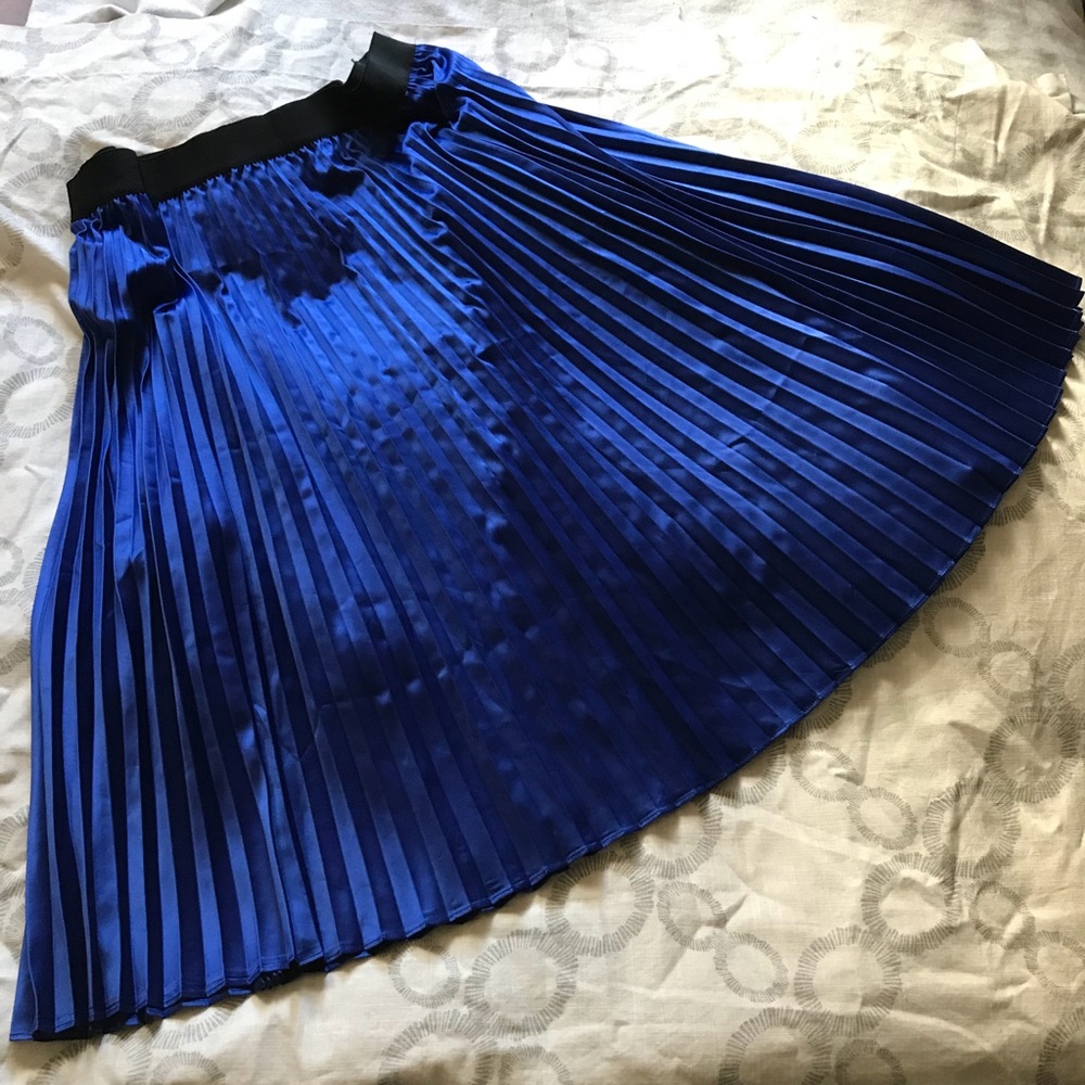 T Tahari Cobalt Pleated Skirt
