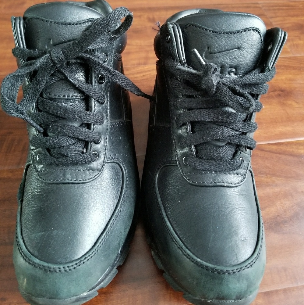 Boy's Nike boots