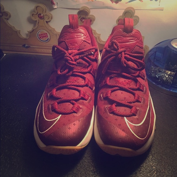 Lebron Basketball shoes - Picture 1 of 2