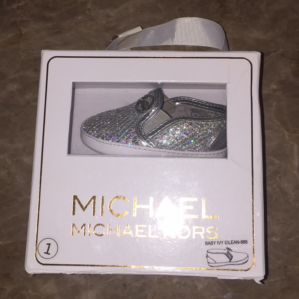 Worn twice size 1 fits 6weeks-3months