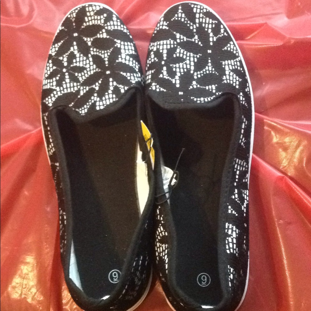 Ladies slip on shoe black lace sizes 8