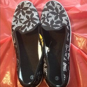 Ladies slip on shoe black lace sizes 8