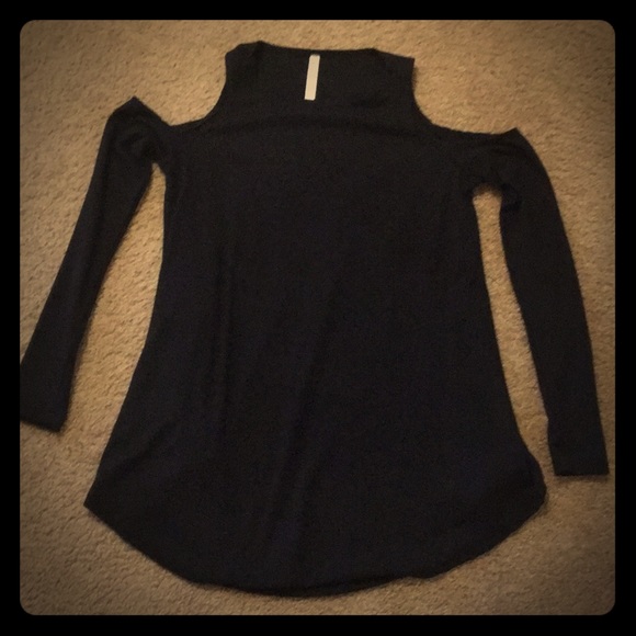 lyss loo Sweaters - Cold shoulder Black sweater