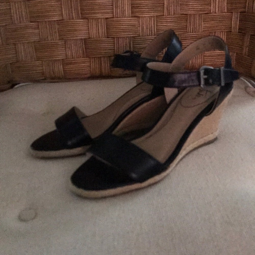 Life stride woman’s wedge sandals