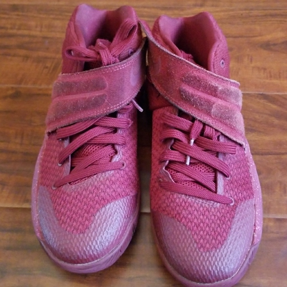 Kyrie Irving Nike gym shoe. In very great conditio