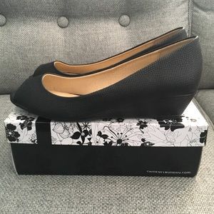 Chinese Laundry Hartley Size 11 peep toe wedges