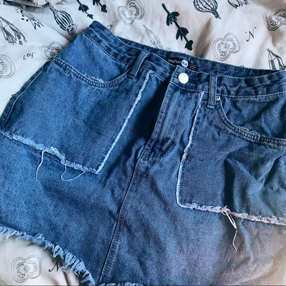 Distressed blue denim skirt ⭐️🙌🏽