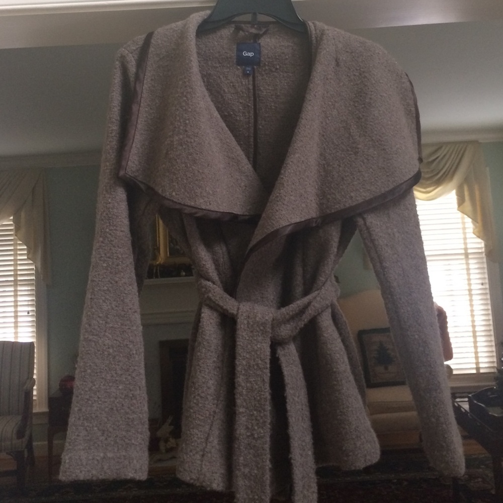 Gorgeous taupe colored GAP sweater in size Medium.