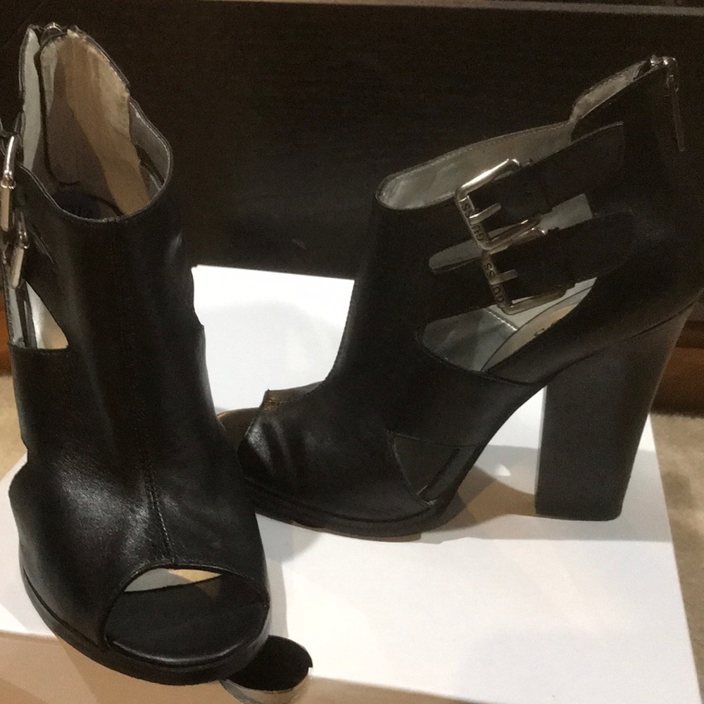 Black leather Guess shoes with small comfy heel!