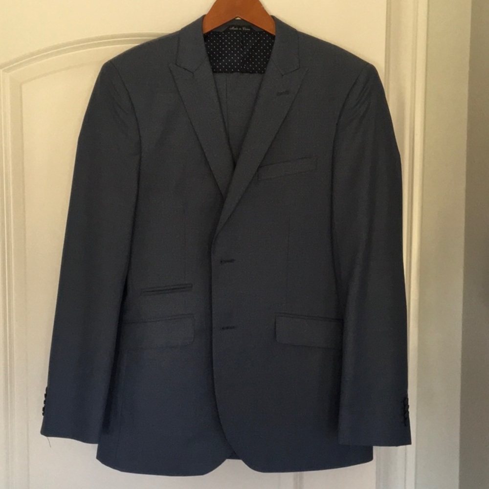 Modern suit. Men size 38R jacket, 32R pants.