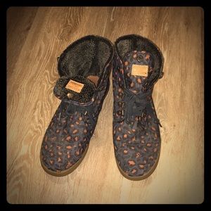 Tom’s chambray leopard print booties
