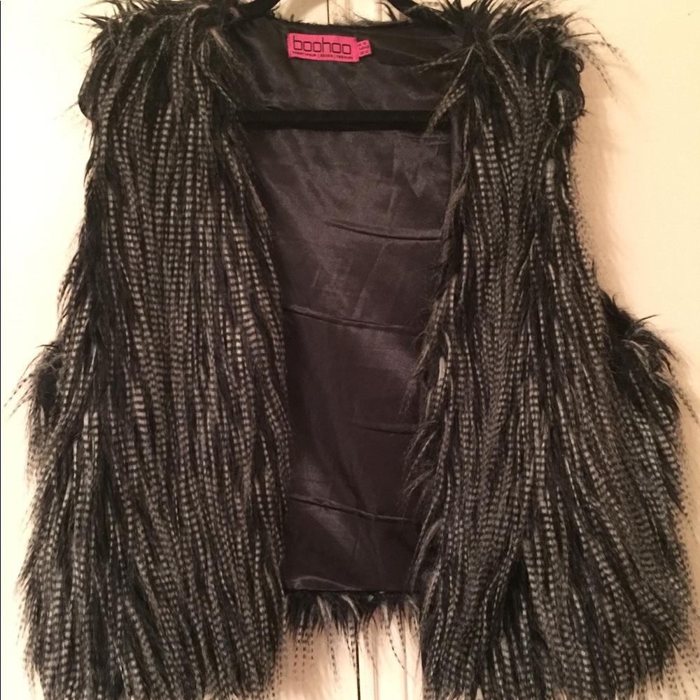 💕HOST PICK💕Boohoo Black, White, & Grey Faux Vest