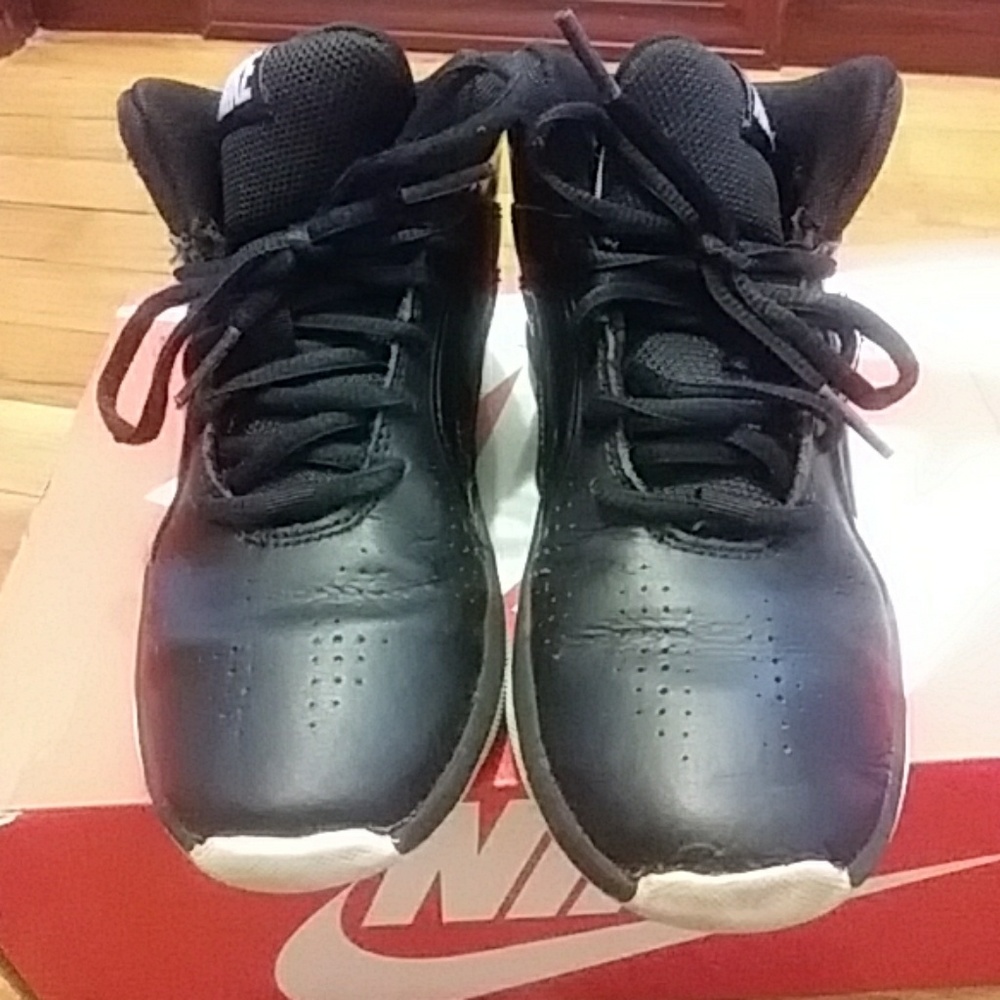 Boys Nikes - Picture 2 of 4