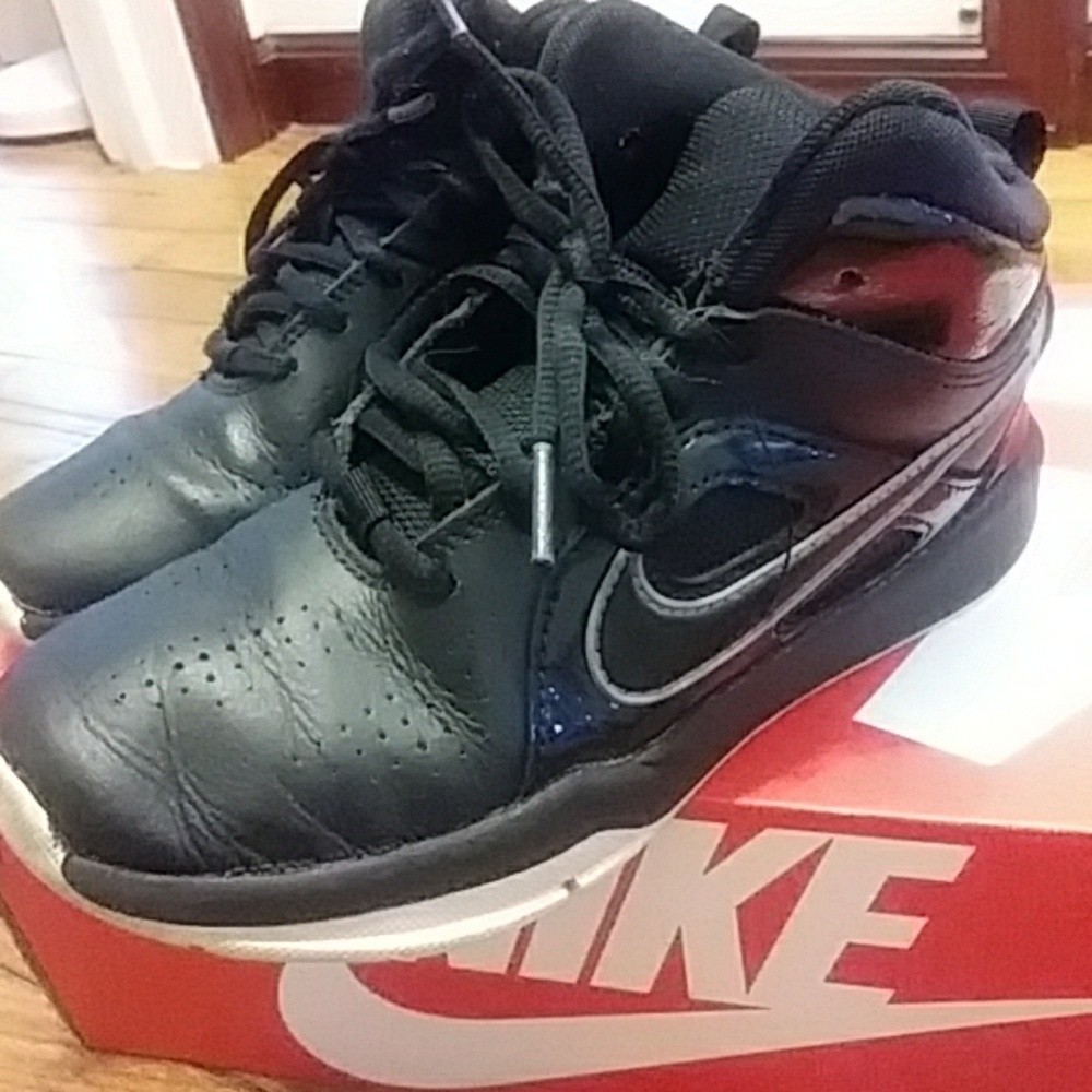 Boys Nikes - Picture 3 of 4