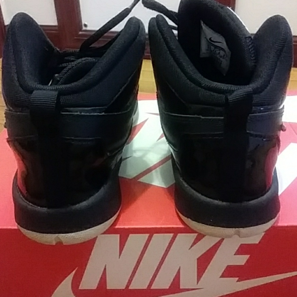 Boys Nikes - Picture 4 of 4
