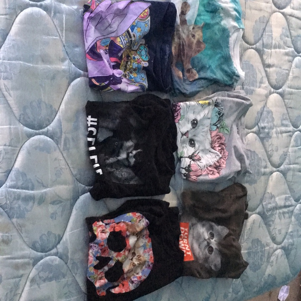 A bundle of 6 hot  topic shirts