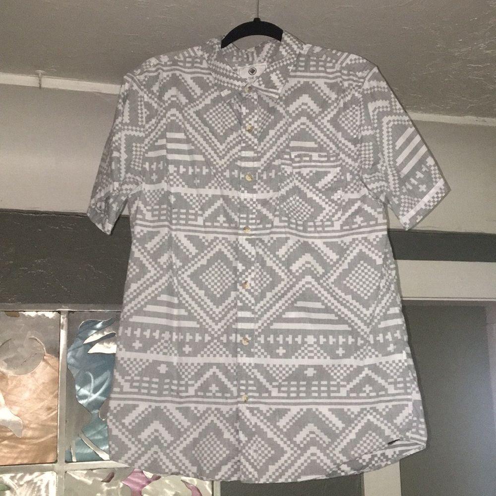 Patterned short sleeve button up | Large