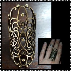Gold Tilly's ring, probably size 7