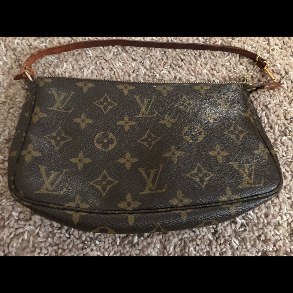 Authentic Louie Vuitton Pochette
