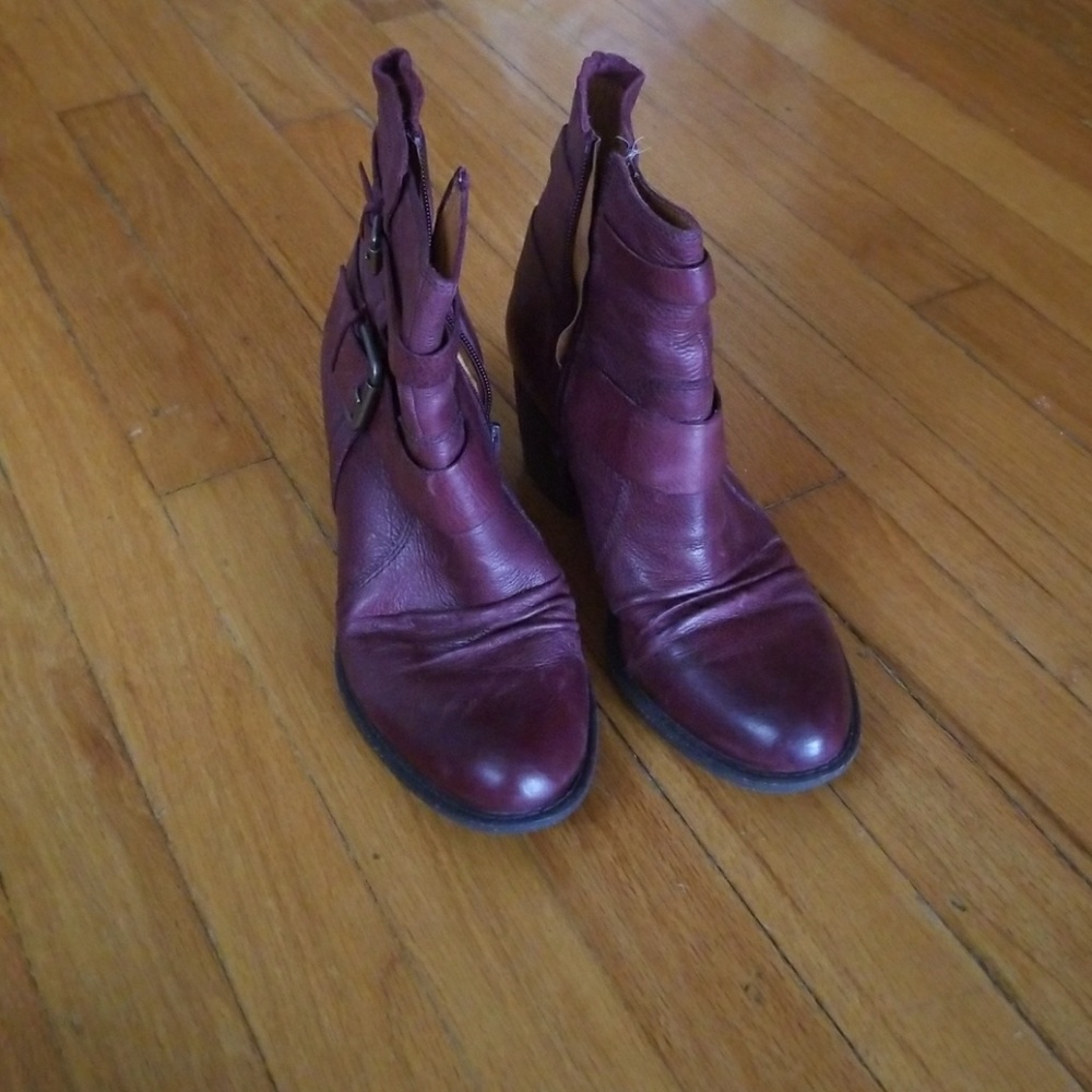 Red boots - Picture 2 of 3