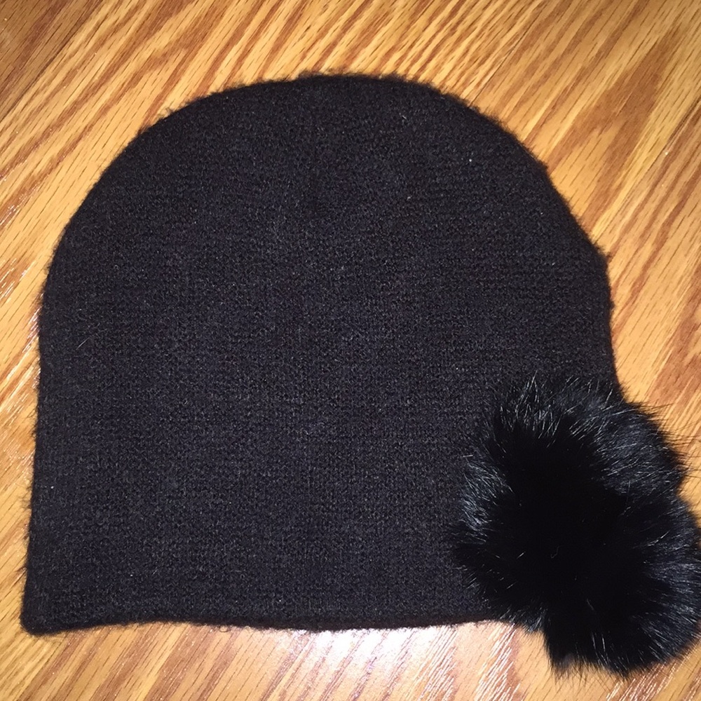 Black acrylic hat with rabbit fur Pom Pom