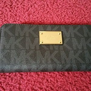 Black leather Michael Kors wallet