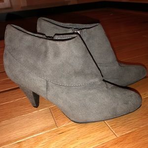 🆕NWT Grey Ankle Boots with Heel