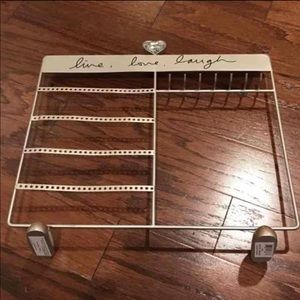 White/silver live laugh love decor