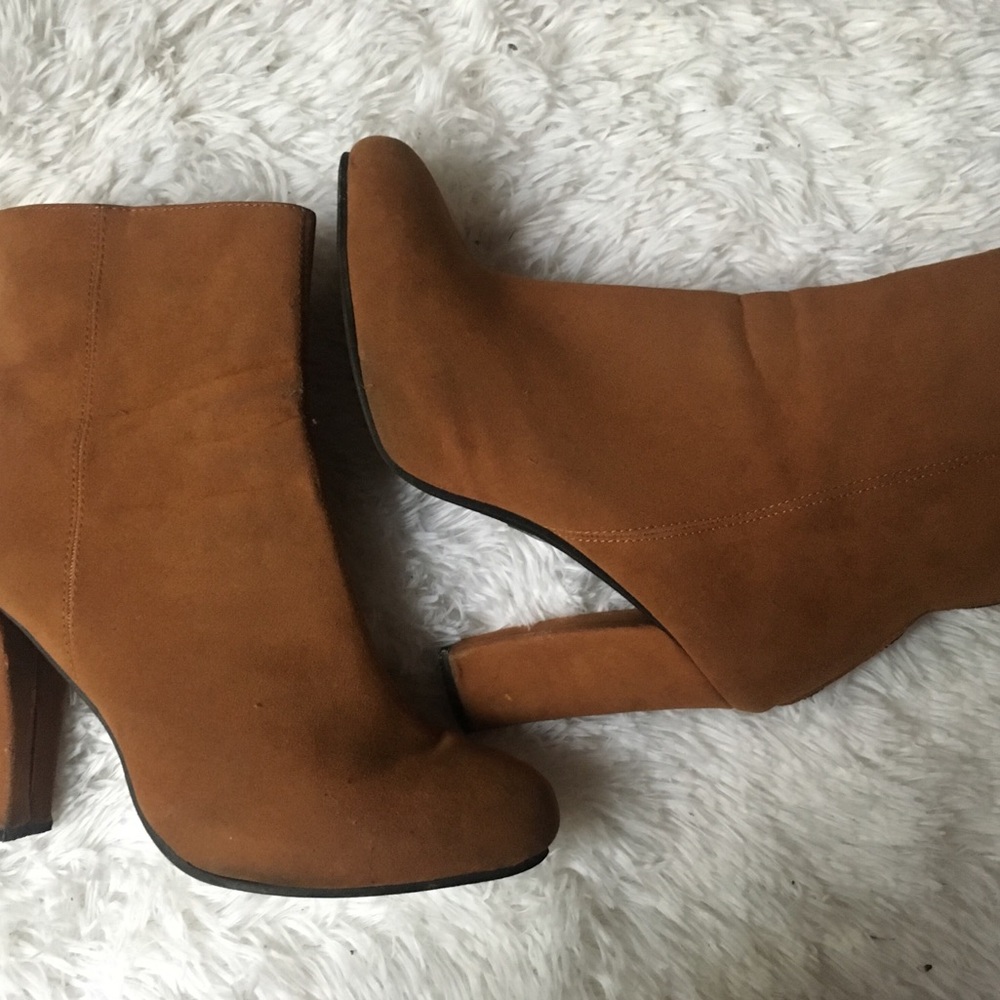 ✨RUST HEELED BOOTIES✨