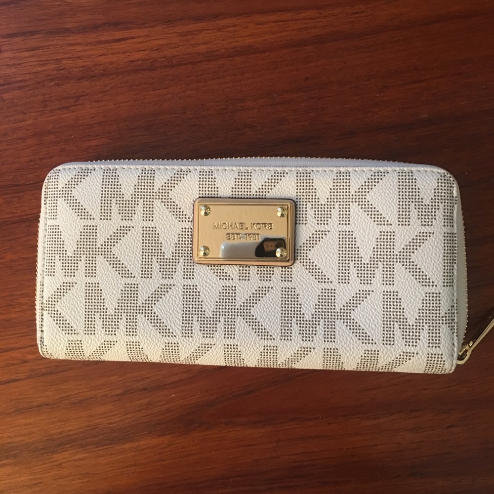 Michael Kors vanilla wallet new