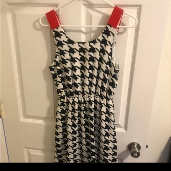 Black and white sleeveless v neck dress - Picture 2 of 3