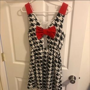 Black and white sleeveless v neck dress