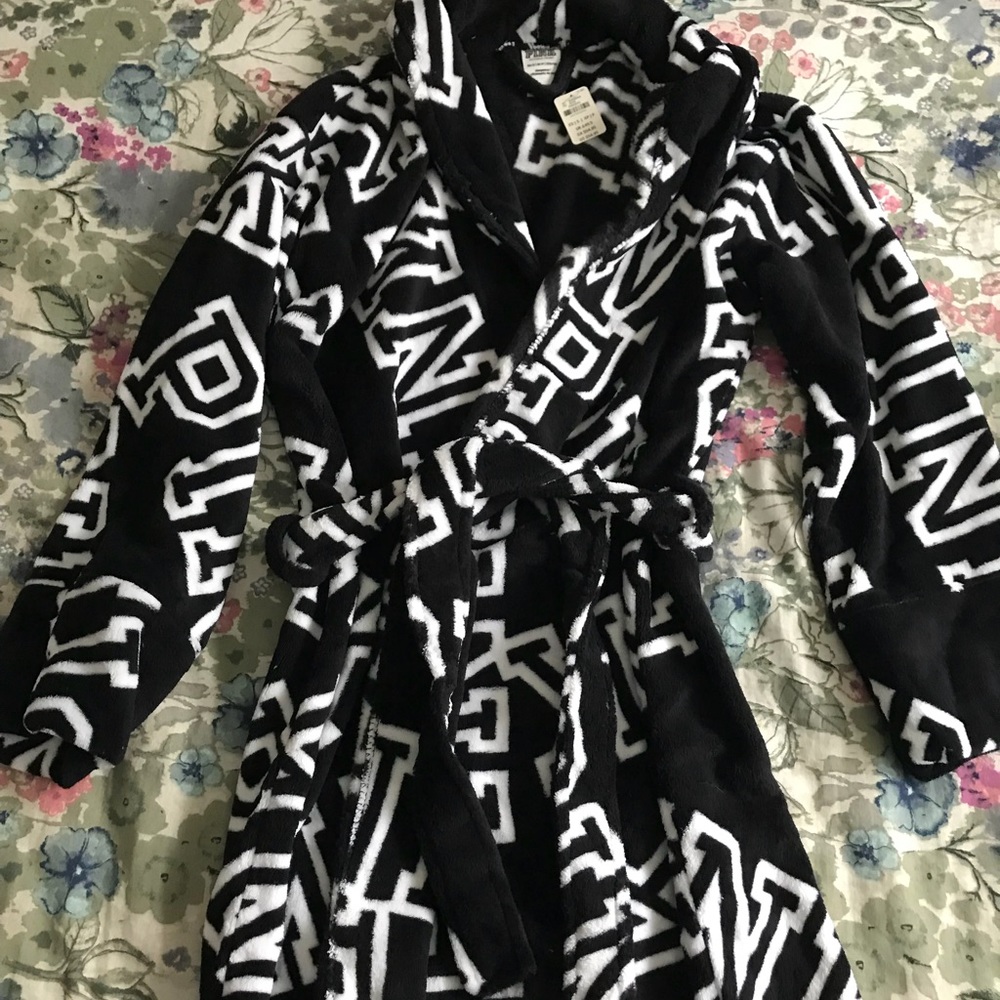 BRAND NEW VS robe