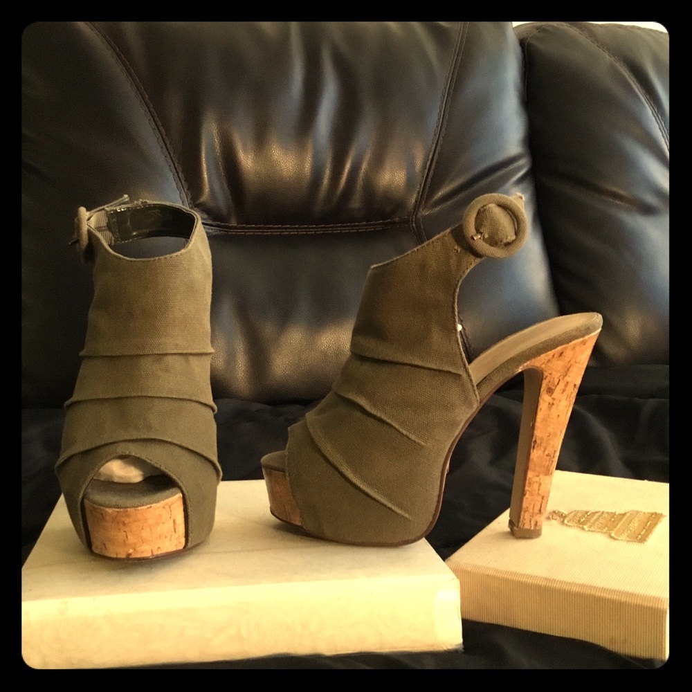 Very gorgeous army fatigue green platform heels