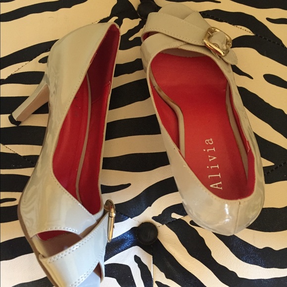 Shoes - Peep toe creme patent leather 1.5 in heel size 7.