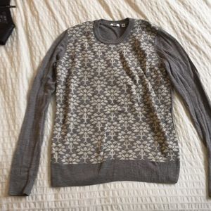 Uniqlo gray pattern crew neck sweater