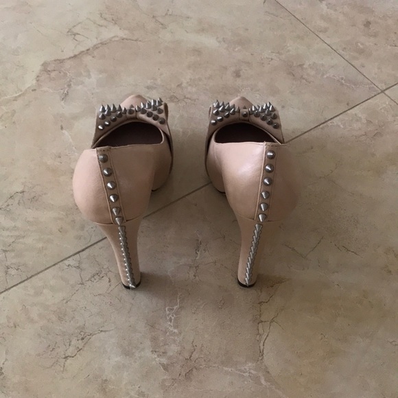 Vince Camuto - Picture 4 of 8