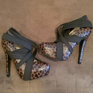 Colin Stuart platform strappy heel