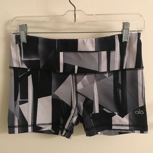 ALO YOGA shorts - Medium