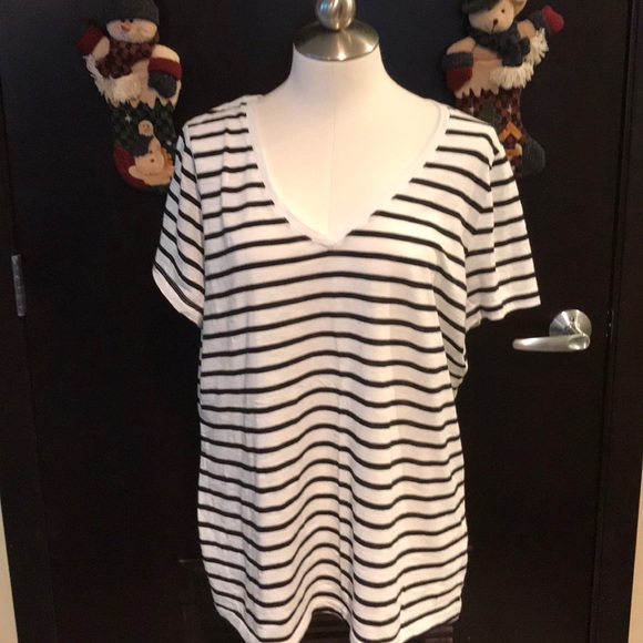 Ava & Viv Tops - Ava & Viv Comfy Black & White V-Neck T-Shirt