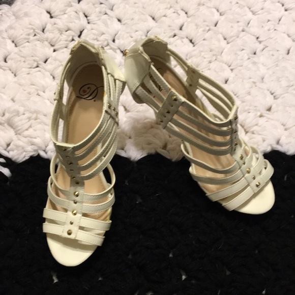 White with gold studs zip up Stilettos - Picture 1 of 3