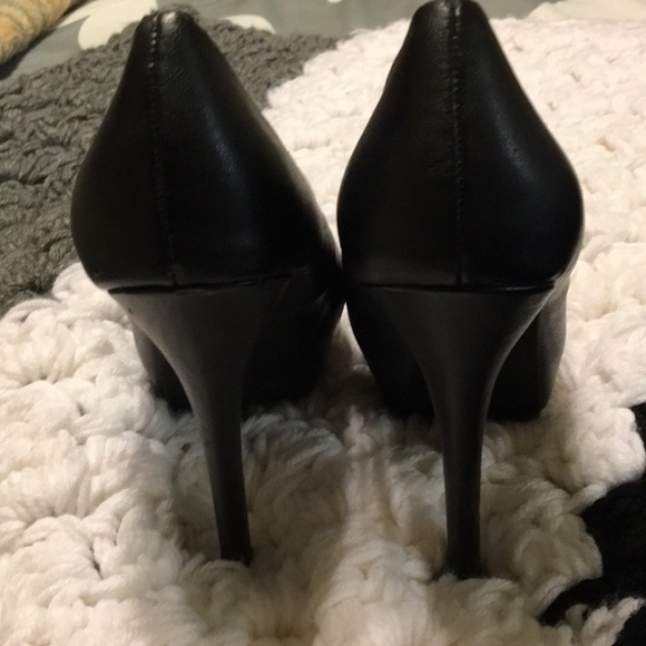 Black pumps/ Heels - Picture 1 of 3