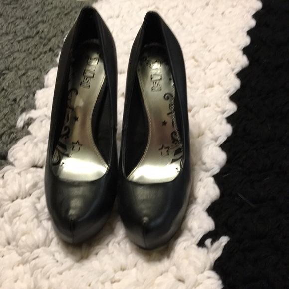 Black pumps/ Heels - Picture 2 of 3